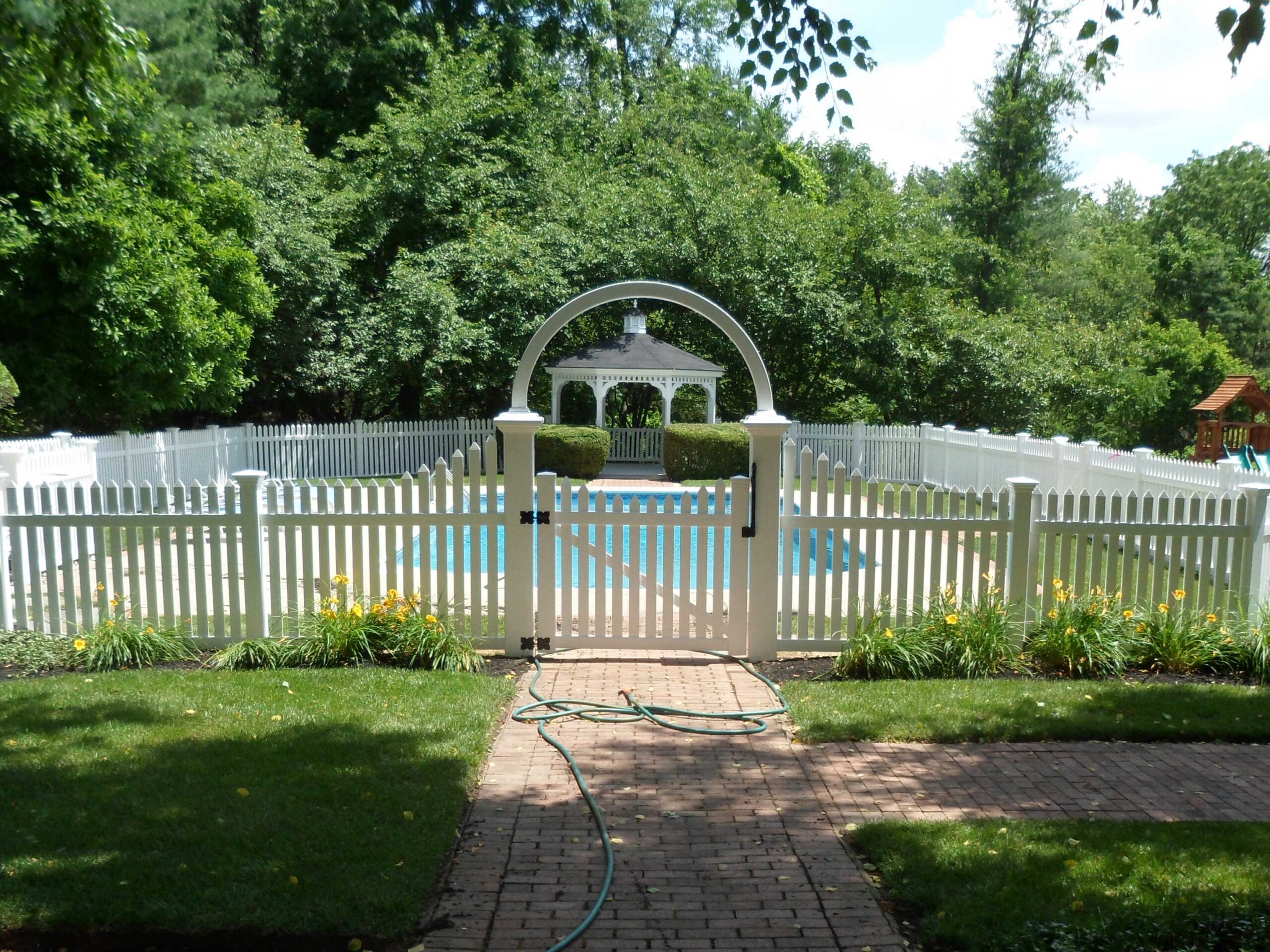 BRANDYWINE WITH POINTED PICKET TOP
